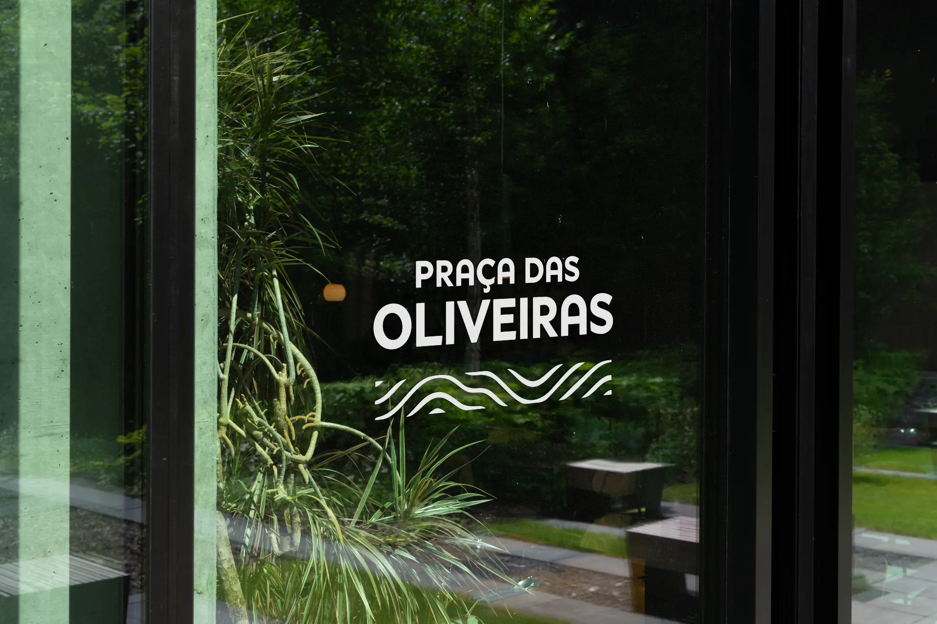 Logotipo da Praça das Oliveiras aplicado em vidro